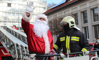 Tűzoltómikulások lepték meg a kórházakban a beteg gyerekeket