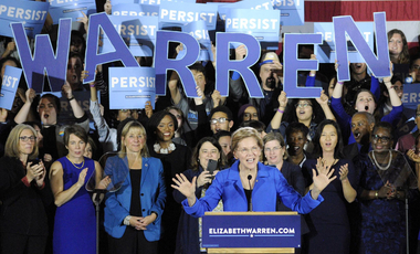 Elizabeth Warren is bedobta a törölközőt