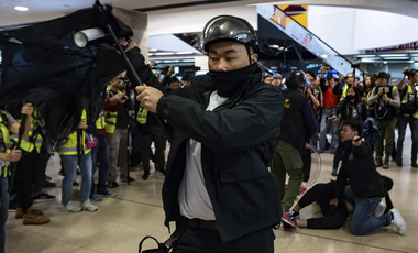 Újra fellángolt az erőszak Hongkongban