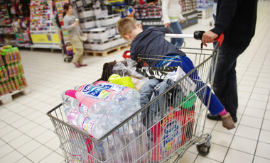 Miután a kormány felfüggesztette a kijárási tilalmat szentestére, a vásárlók megrohamozták a boltokat