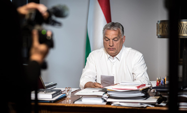 A koronavírus célponttá tette Orbánt, és ő élvezi