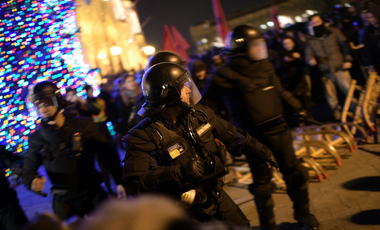 Igazoltatták a rendőrök egy belvárosi kocsma vendégeit az esti tüntetés után - videó