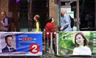 Átütő ellenzéki siker ad reményt a demokráciapártiaknak Hongkongban