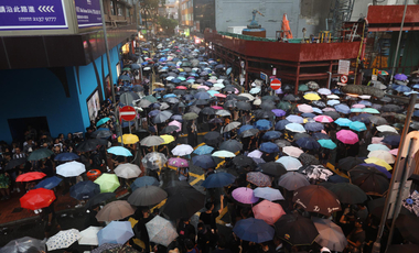 Erőszakba és káoszba süllyed Hongkong