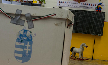 Jönnek az új minipártok, párnál nem tudni, szimplán bolondok-e, vagy minket néznek annak