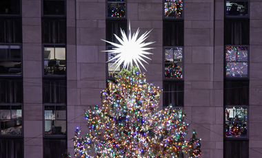 Felkapcsolták a Rockefeller Center karácsonyfájának fényeit – videó