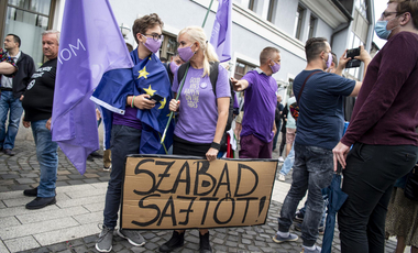 A Fidesz budapesti székházánál akciózott a Momentum