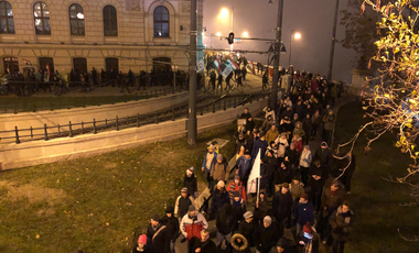 Blokkolták a tüntetők a Lánchidat