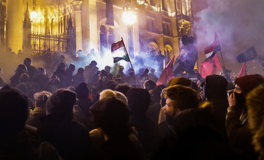 Füstgránátot dobáltak a rendőrök közé a Kossuth téren, könnygázzal válaszoltak - ÉLŐ