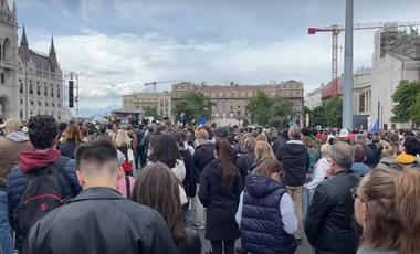 Megtelt a Kossuth tér - videós közvetítésünk az üldözési törvény elleni tüntetésről