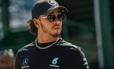 Lewis Hamilton is ledöntené a rasszista szobrokat