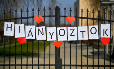 „Hiányoztok” – üzenik a nyíracsádi tanárok az iskola kerítésére feszített molinón a diákoknak