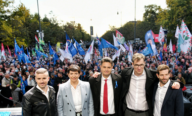 A teljes ellenzékből csak egy pártvezető pozíciója tűnik biztosnak: igen, az övé