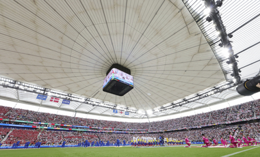 Megvertek egy szurkolót a biztonságiak a frankfurti stadionban - videó