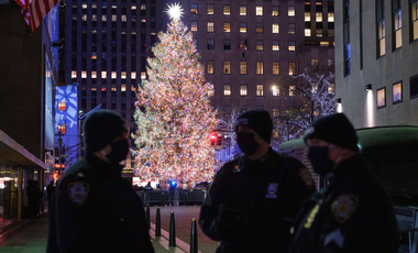 Egyszerre négyen és mindössze öt percig nézhetik Rockefeller Center karácsonyfáját