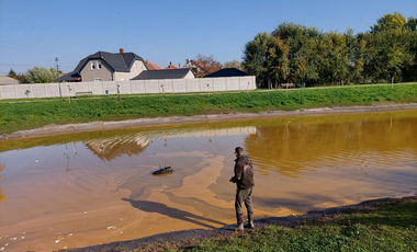 Trágyaléhez hasonlóvá vált az abonyi Mikes-tó színe