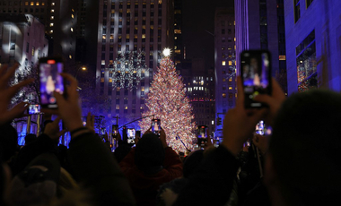 Felkapcsolták a Rockefeller Center 12 tonnás karácsonyfájának fényeit