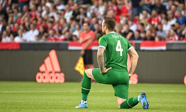 UEFA a térdelésről: Arra kérjük a nézőket, mutassanak tiszteletet