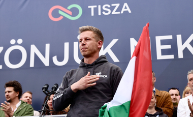 A Tisza elleni háború sokadik fázisa: a Fidesz-propaganda golyói nem fogtak Magyar Péteren, jön a jogi nehéztüzérség
