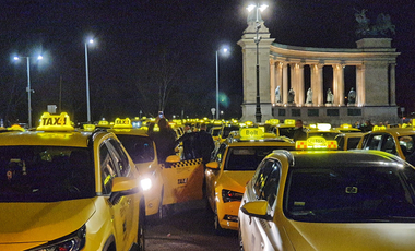 Látványos taxis demonstráció volt este Budapesten