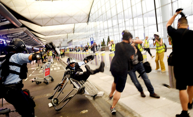 Hongkongban már a rendőrt ütik a saját gumibotjával