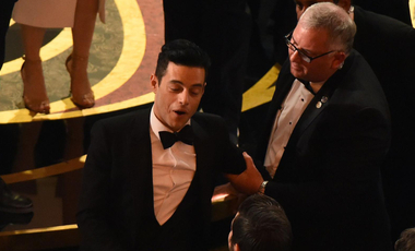 Rami Malek akkorát esett az Oscar színpadáról, hogy a mentőknek kellett ellátniuk