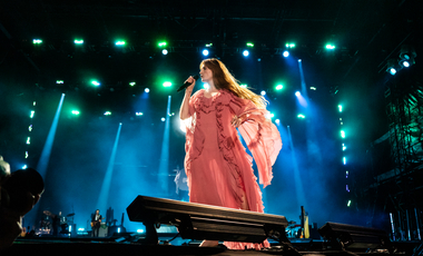 Florence a tenyeréből etette a közönséget, a Comet Is Coming meghajlította a teret a Szigeten