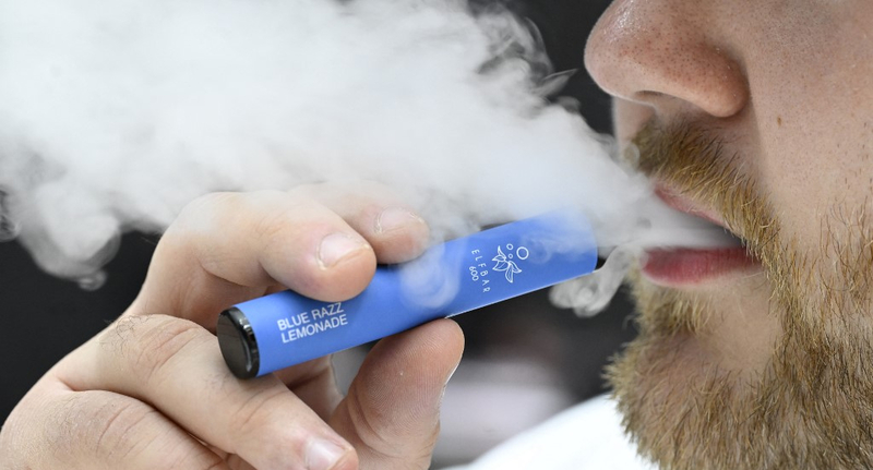 Illegális e-cigarettát szívó rendőrt fotóztak a hétfői tüntetésen
