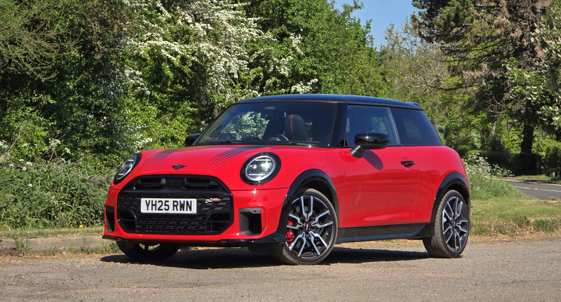 A legenda tovább él: Angliában vallattuk a méregzsák új Mini JCW-ket A legenda tovább él: Angliában vallattuk a méregzsák új Mini JCW-ket
