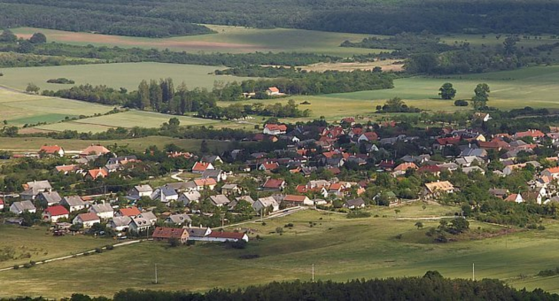 Tizedáron adott telekkel vonzana be fiatal párokat egy fogyatkozó falu a Balaton-felvidéken Tizedáron adott telekkel vonzana be fiatal párokat egy fogyatkozó falu a Balaton-felvidéken
