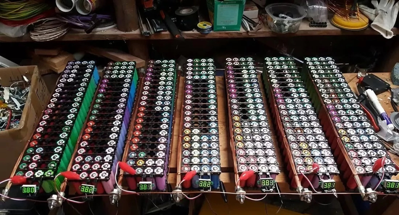 Összerakta 1000+ leselejtezett laptop használt akkumulátorát, most erről megy az egész háza Összerakta 1000+ leselejtezett laptop használt akkumulátorát, most erről megy az egész háza