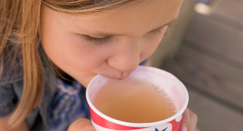 Miért tűnt el a Mekiből a barackos tea, és miért nem árulják a mozikban sem? Miért tűnt el a Mekiből a barackos tea, és miért nem árulják a mozikban sem?
