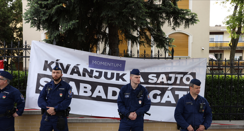 Sükösd Miklós: Minek nevezzelek? Legyen betiltási törvény vagy kusstörvény az „átláthatósági” helyett Sükösd Miklós: Minek nevezzelek? Legyen betiltási törvény vagy kusstörvény az „átláthatósági” helyett