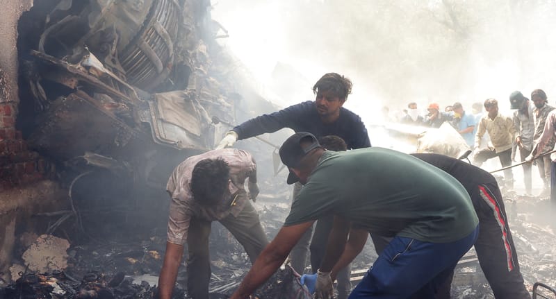 242 emberrel a fedélzetén lezuhant az Air India Londonba tartó gépe 242 emberrel a fedélzetén lezuhant az Air India Londonba tartó gépe
