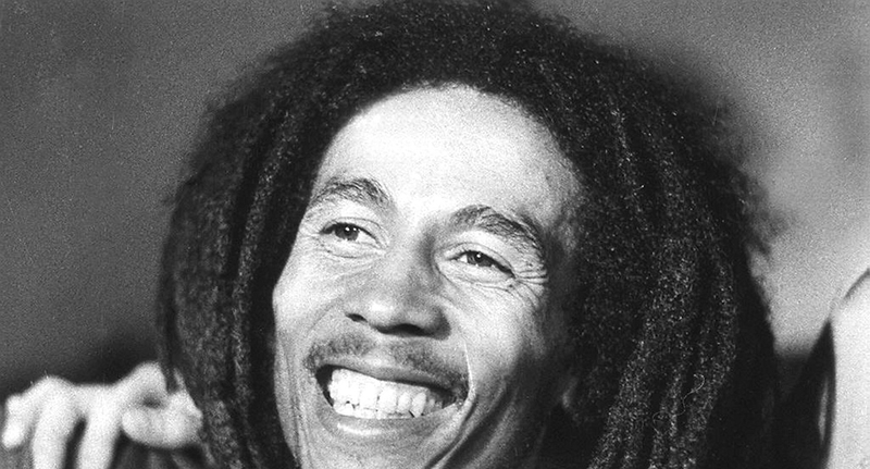 „Szerelem, jólét, mindenki legyen velünk, jah” – halálos ellenségeket pacsiztatott le a koncertjén a 80 éve született Bob Marley