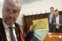 „Lónak a f*szát” – írta Hadházy Ákos az alkotmánybíró-választás szavazólapjára