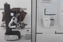 Porszívózik, WC-t takarít, pakol: itt új kínai robot, ami elveheti az ember munkáját – videó