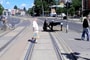Guruló zongora hajtott át egy villamos előtt Budapesten – videó