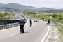 Szalagkorlátnak csapódott és meghalt egy motoros a 21-es főúton