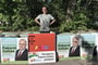 Kovács Gergely felírta a fideszes plakátokra, hogy „Árad a Tisza”, rögtön el is vitték őket az önkormányzat telephelyéről