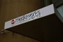Bugyikat akasztottak a Metropol kiadójának székháza elé