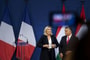 Orbán megérkezett Franciaországba, migránsok által felégetett üzletekkel riogat