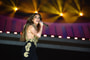 Jennifer Lopez egy férfi és egy női háttértáncosával is csókot váltott a színpadon – videó