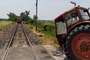 Letépte a vonat a traktor elejét Szarvasnál, a sofőr szinte ép bőrrel megúszta a balesetet