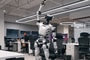 Ezt a kínai robotot is megviseli a sok irodában ülés – így feláll, és elvégez pár nyújtó gyakorlatot (videó)