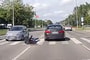 Döbbenten nézte az autós, ahogy nekiszalad egy gyalogos, majd elsántikál – videó
