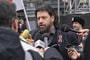 Puzsér Róbert az átláthatósági törvény megszavazásának elhalasztása ellenére is megtartja tüntetését a Kossuth téren