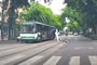 Hatalmas eséssel úszta meg a biciklis, hogy elüsse a busz – videó